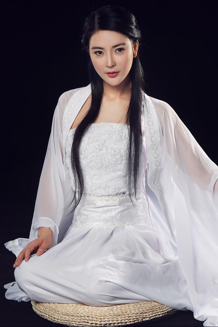 白色唯美古装汉服美女摄影写真图片