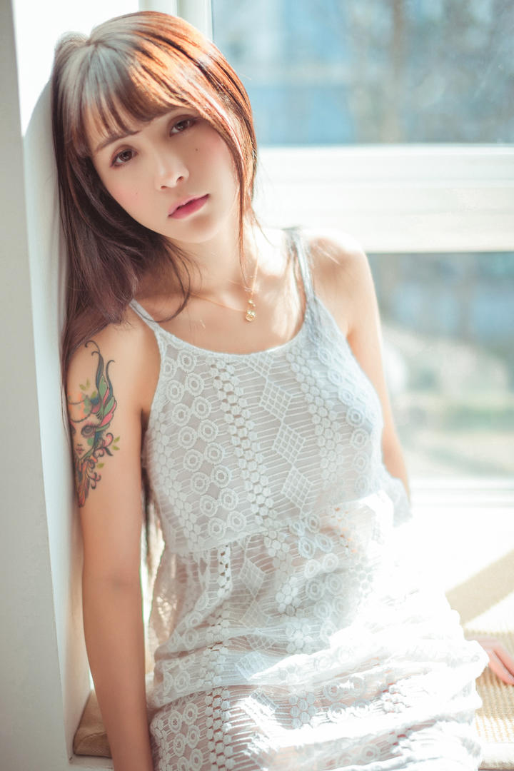 飘窗上面晒太阳的极品美女写真