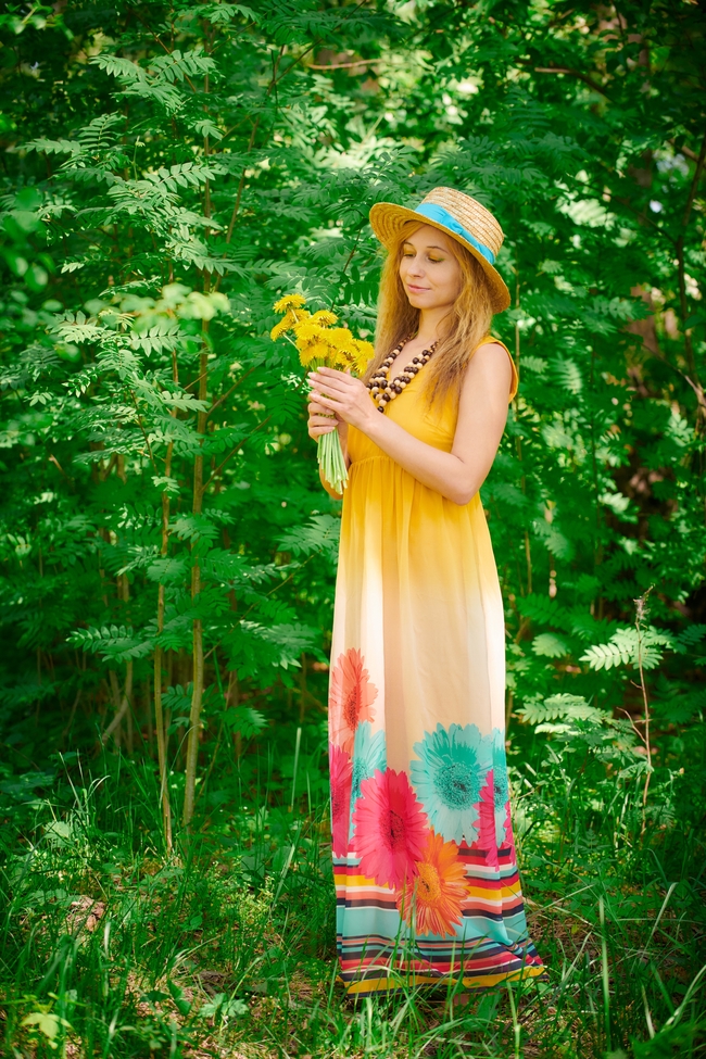 户外树林草丛长裙美女写真图片