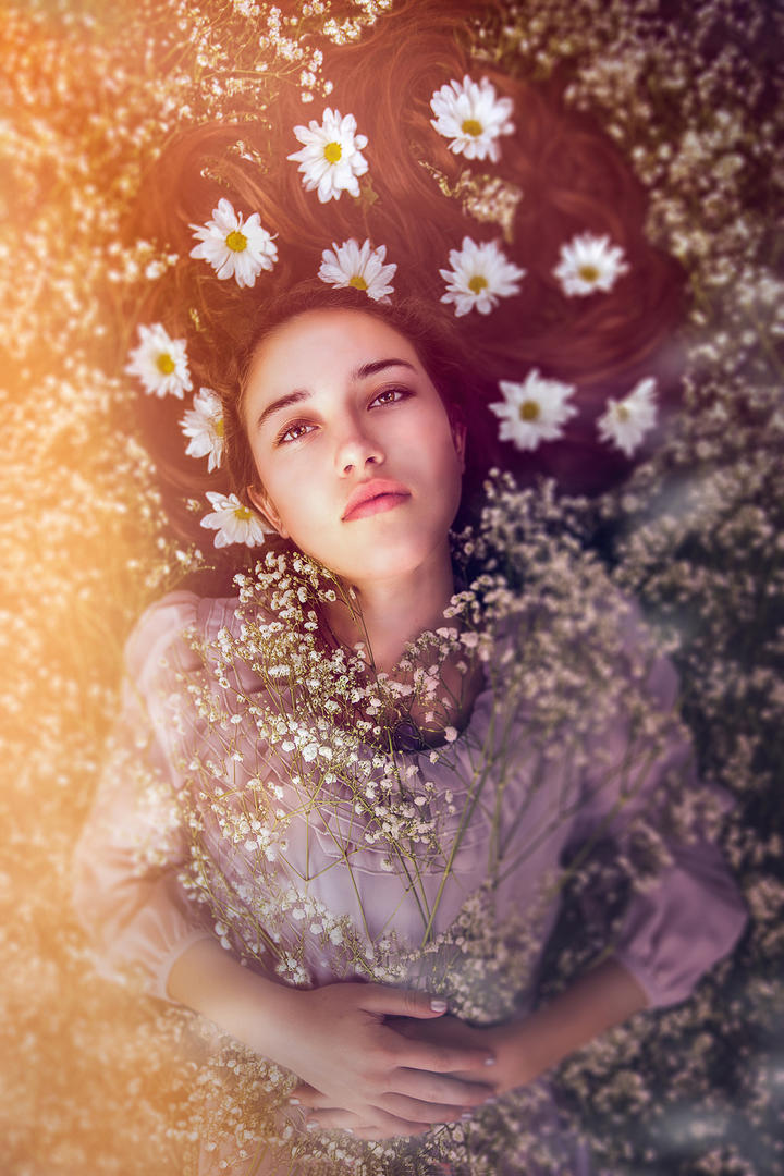 躺在花丛里的欧美美女图片