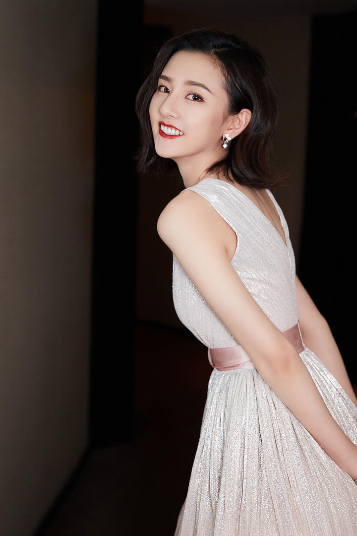 国内时尚女明星宋祖儿干练短发甜美写真图片