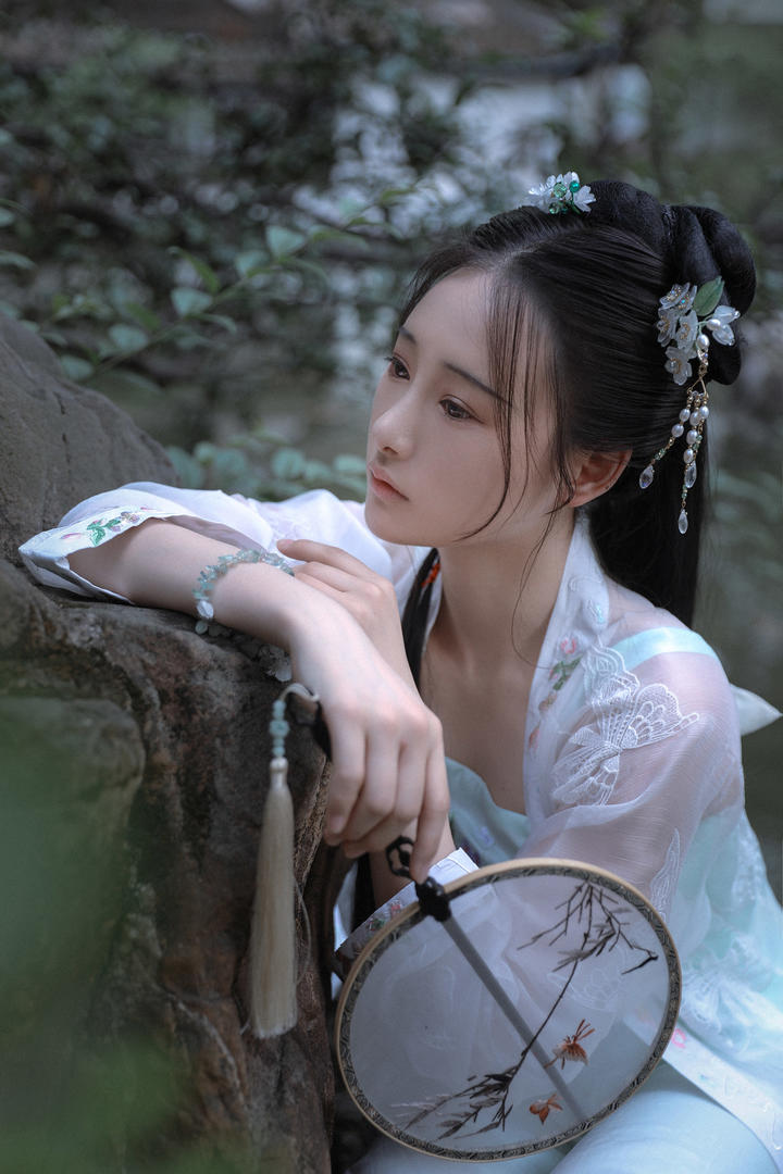 忧郁的古装美女人像艺术摄影写真图片