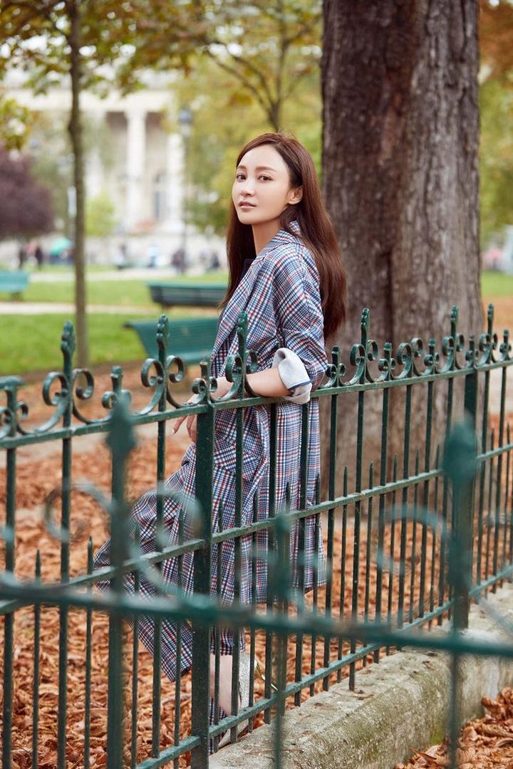 中国美女明星姚笛格子套装巴黎街头写真图片