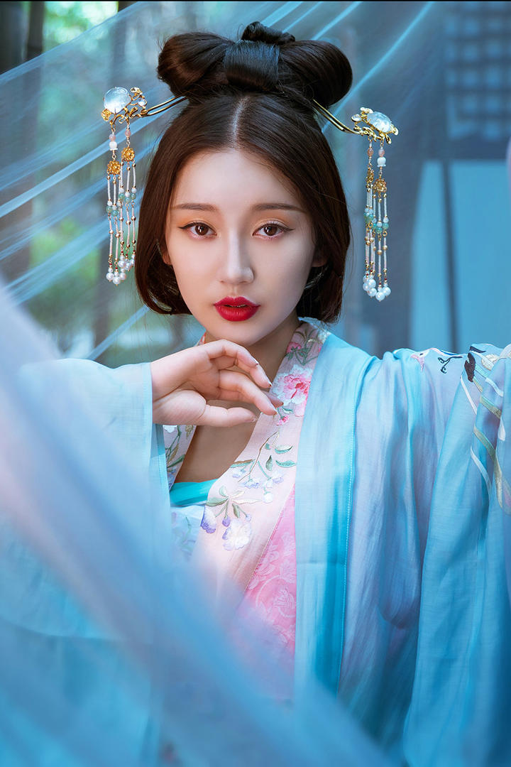 古装红唇美女人体艺术写真图片