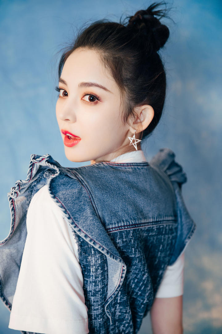 扎着丸子头的漂亮美女明星古力娜扎图片