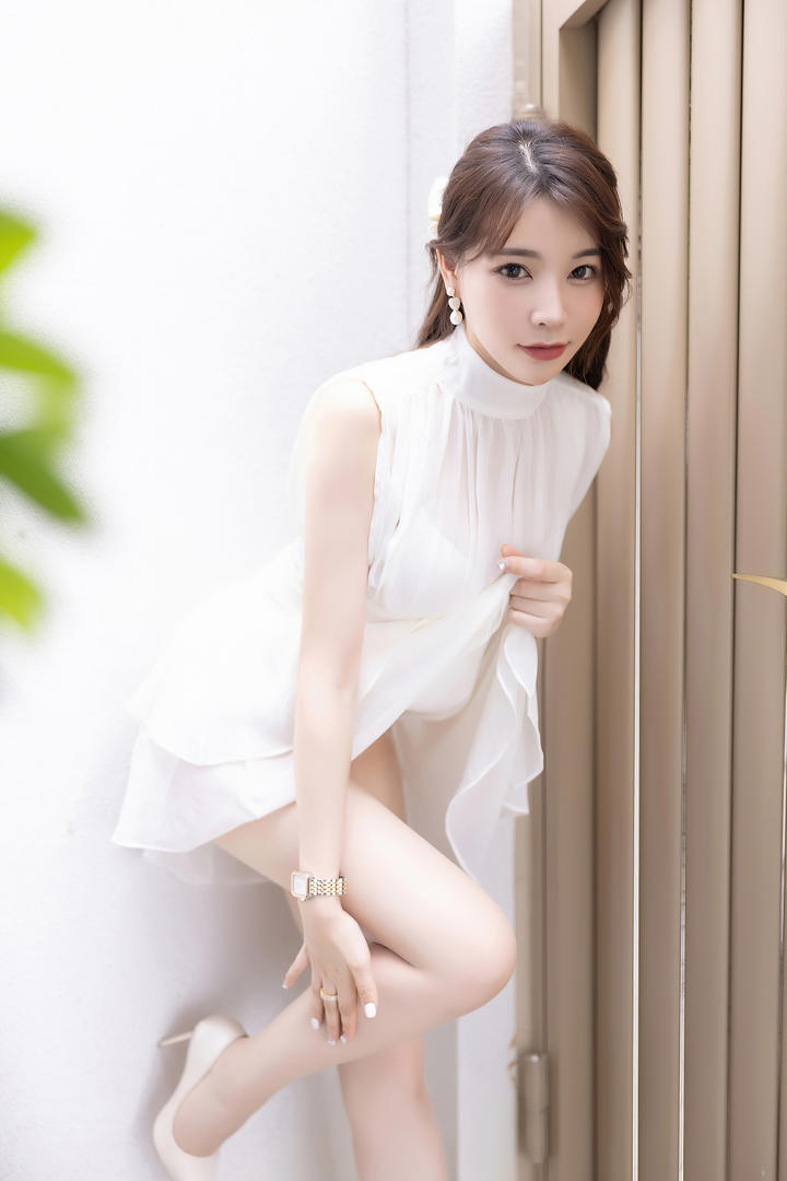 极品美腿美女掀起裙子图片