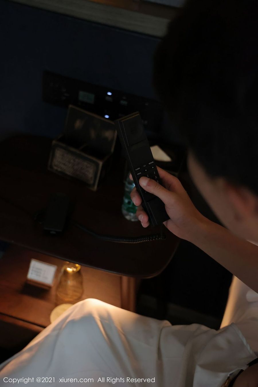 秀人网美女模特美七Mia黑丝美腿豹纹服饰红酒主题性感写真