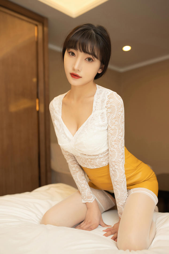 趴在床上的性感女友陆萱萱丝袜美腿诱惑私房照