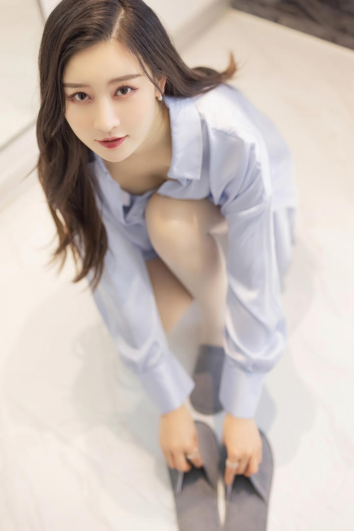蹲在地上为你穿鞋的美女Vanessa清纯校花沦为玩物