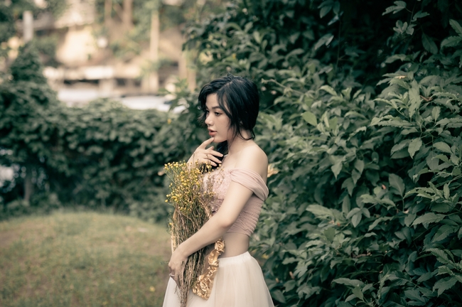 户外手持花束性感美女写真图片