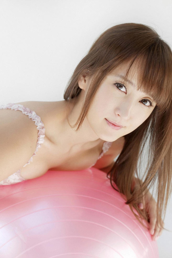 趴在瑜伽球上的日本性感美女图片