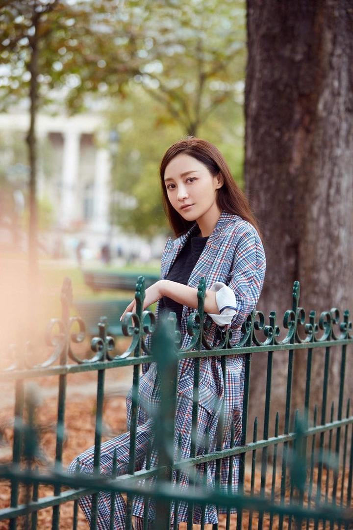 中国女演员姚笛巴黎街头自拍气质美女明星写真图片