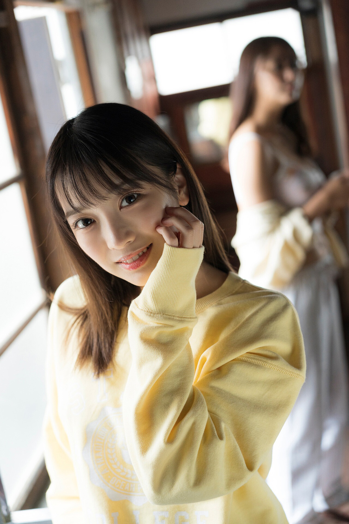 青草社区日本粉嫩美女黄色上衣写真图片