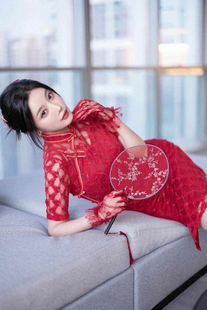 侧躺在沙发上的高清旗袍美女杨晨晨国模私拍套图