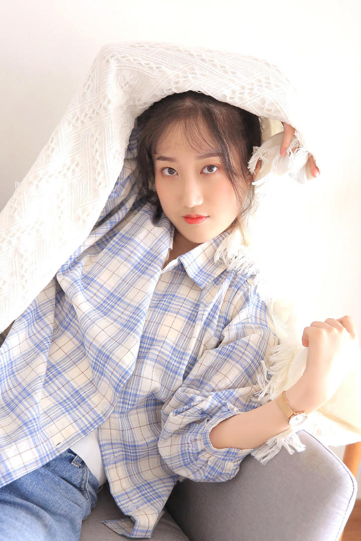 躺在沙发上的清纯美女