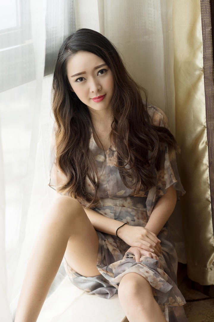 坐在窗户边的极品长裙美女图片