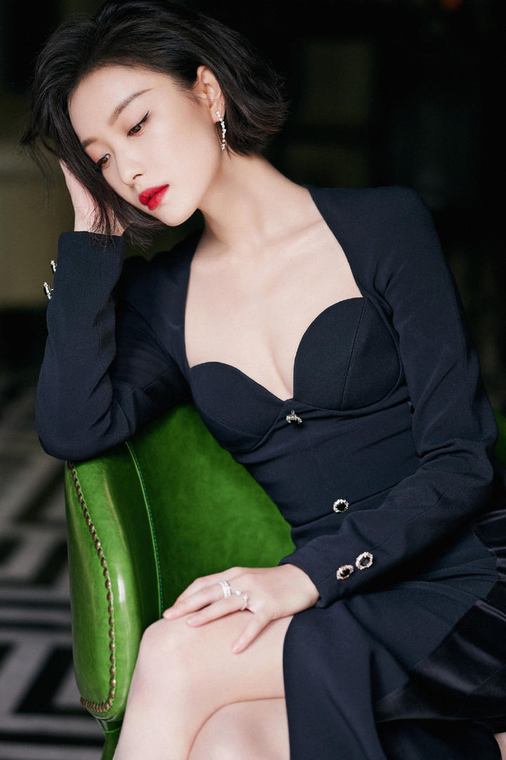 倪妮红唇短发性感优雅写真图片