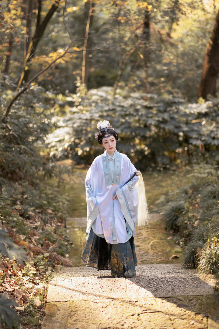道姑上山古装美女艺术照图片大全