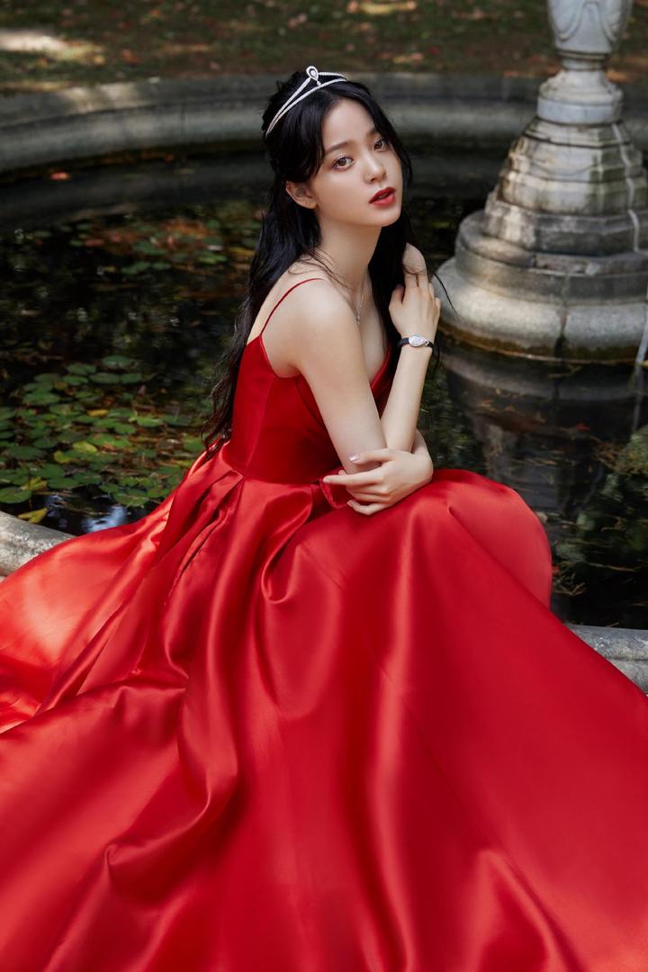 欧阳娜娜红色长裙美女明星写真图片