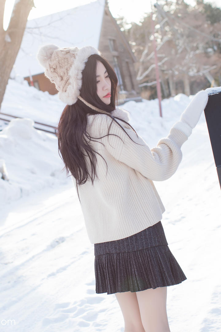 站在雪地里的清纯美女背影写真
