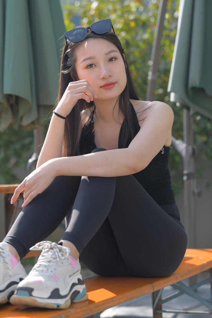 国产紧身裤美女模特高清街拍美女图片大全