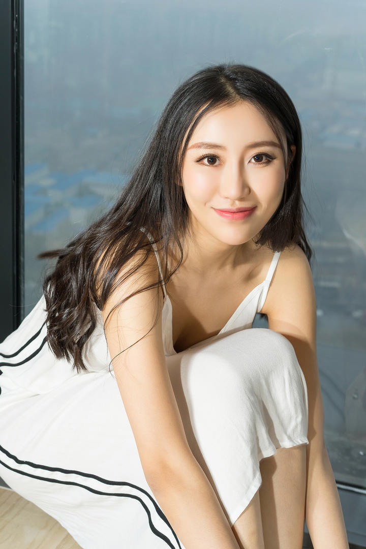 坐在地上的极品女神写真