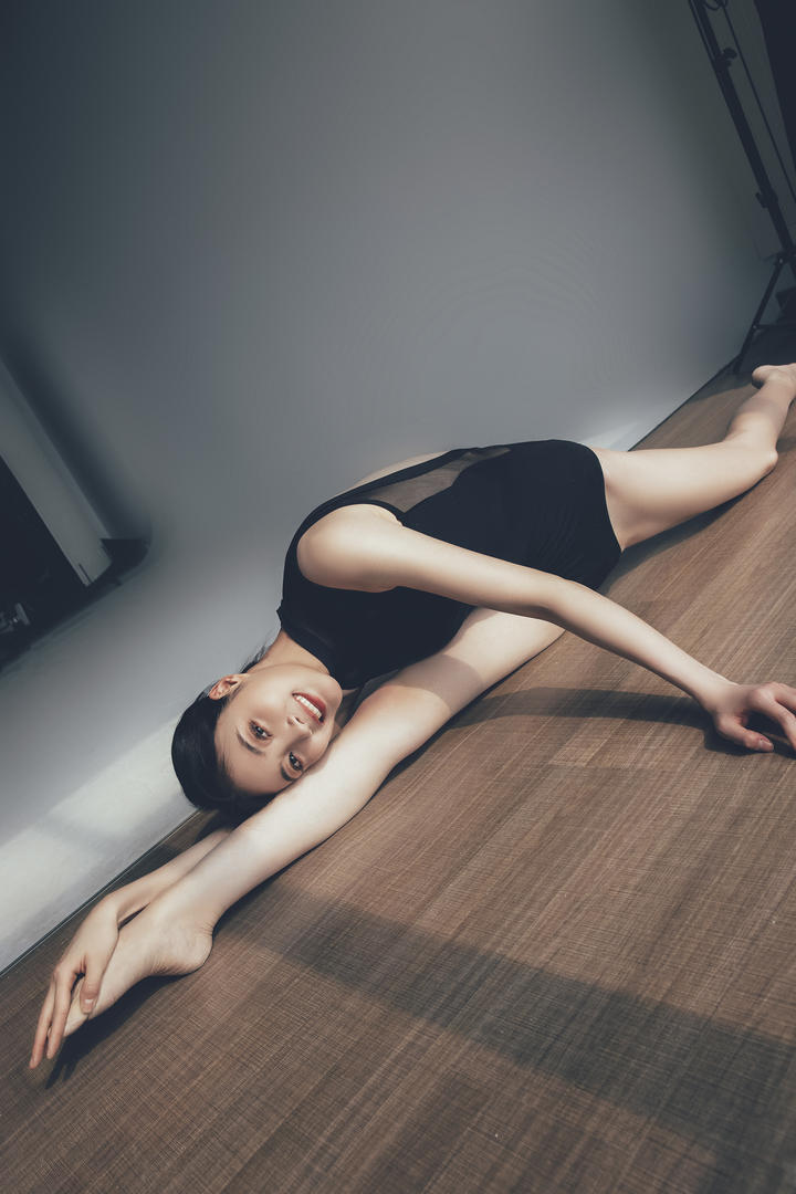 趴在席子上做瑜伽的美女毛毛人体艺术图片欣赏