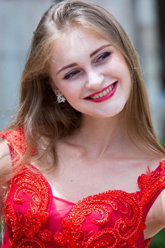 红色礼服俄罗斯美女图片