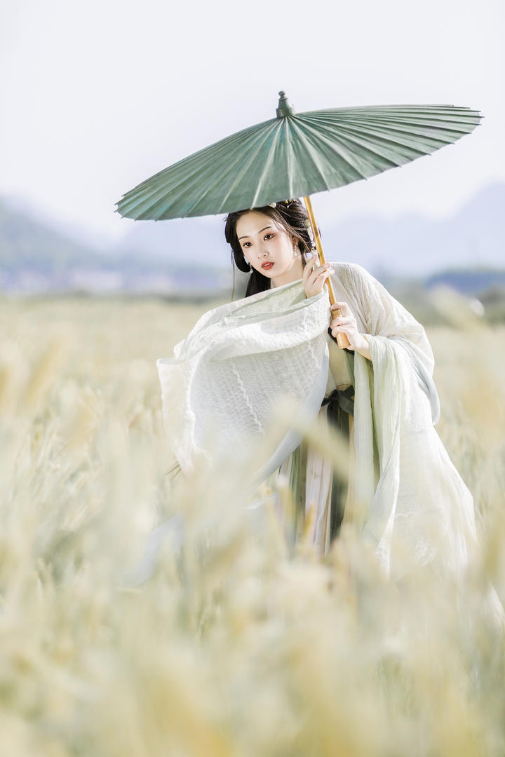 打雨伞的古典美女艺术写真摄影