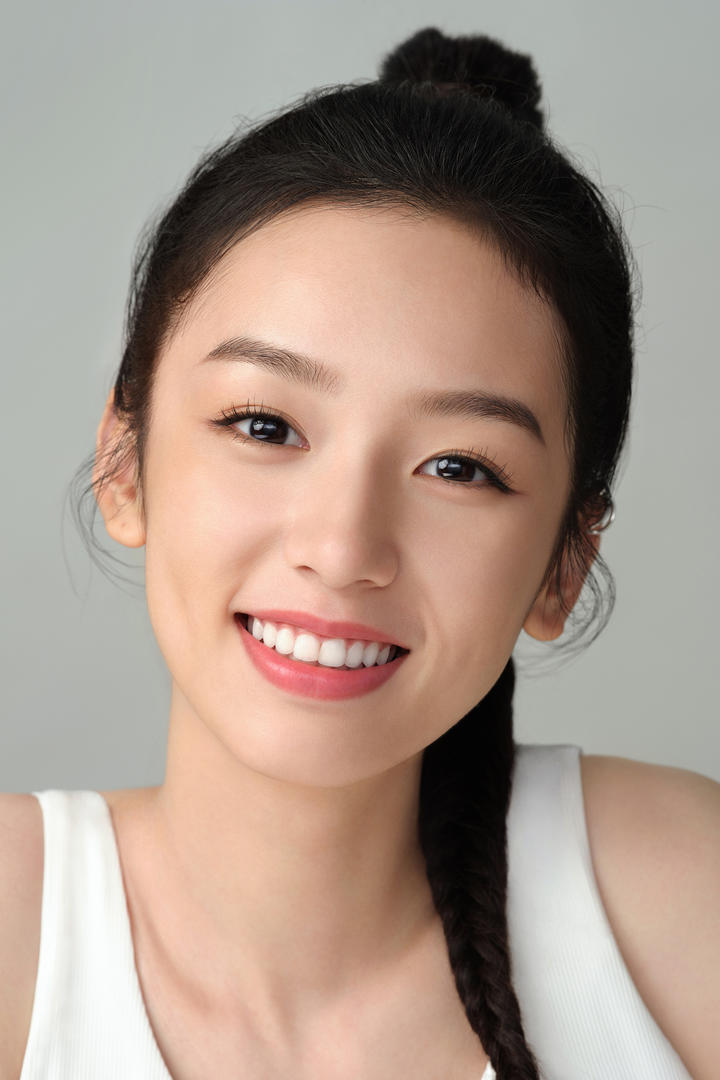 笑容灿烂的可爱美女明星周也高清美女壁纸图片大全