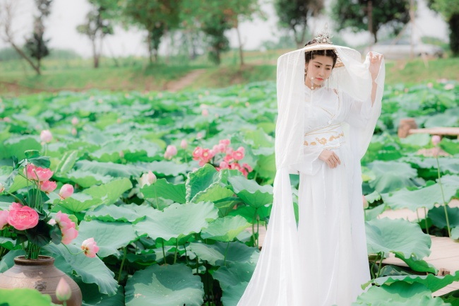 荷塘美女古风写真图片