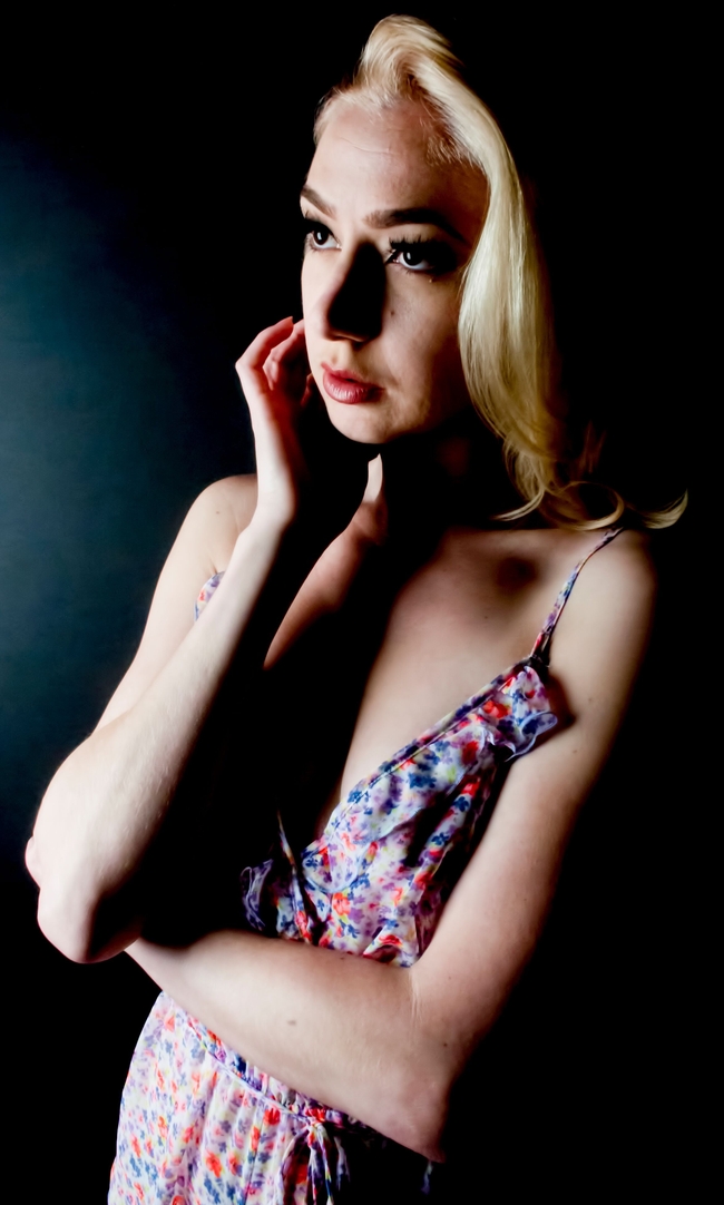 欧美碎花吊带性感美女图片写真