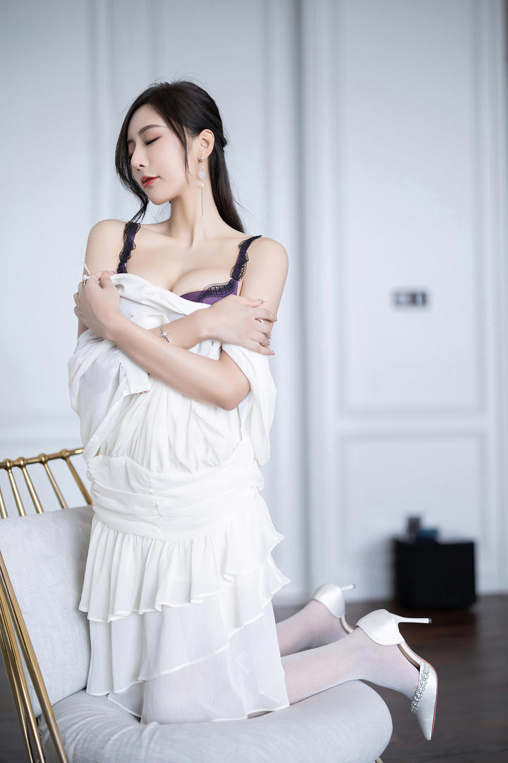 捂着胸部的国产性感撩人美女王馨瑶私房诱惑写真图片