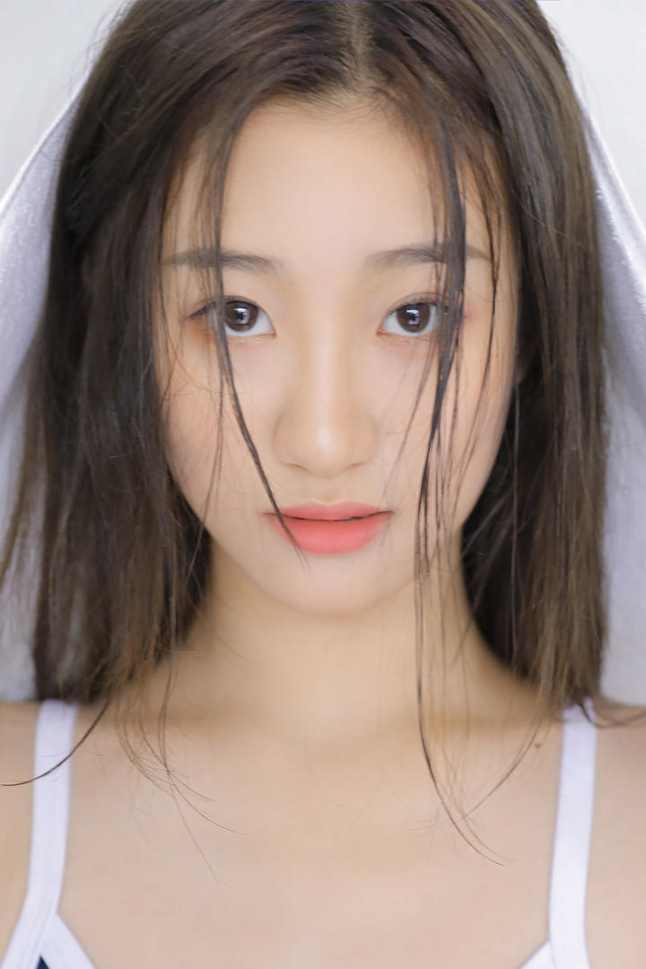 披头散发的清纯泳装美女图片