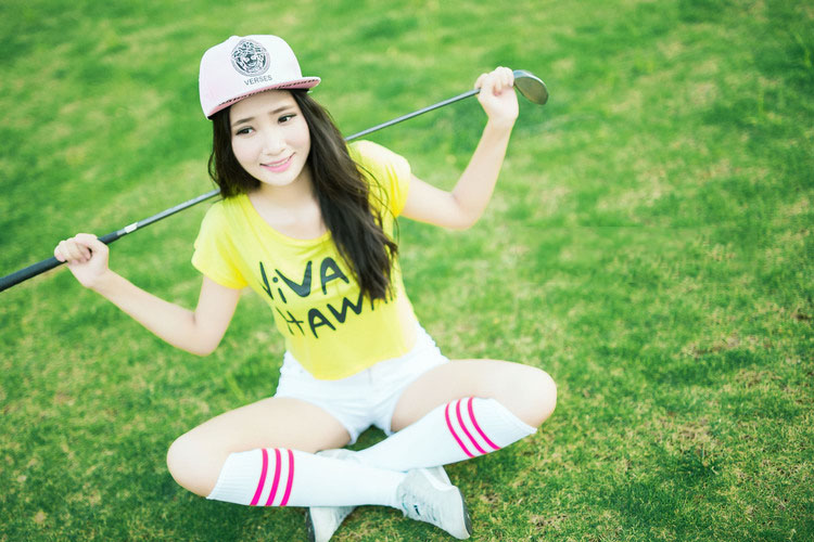 性感的高尔夫姐妹花的户外写真