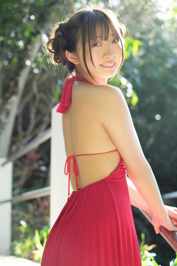 穿着红色裙子的清纯日本美女图片