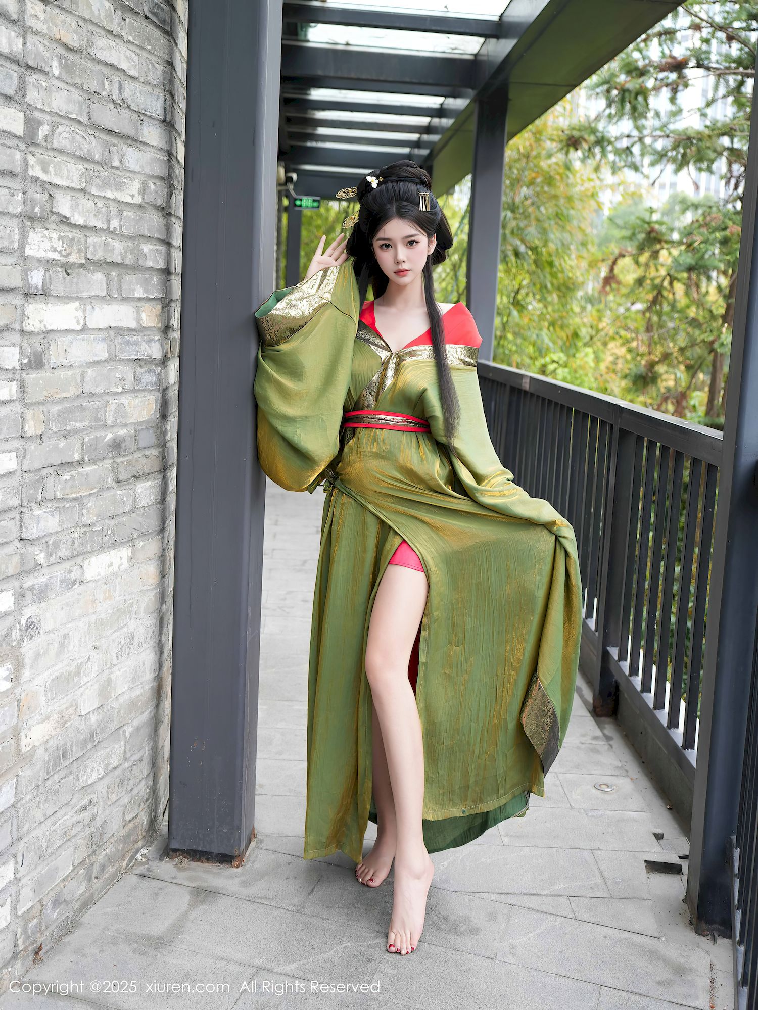 秀人网新人模特雪糕CiCi修长美腿古风服饰性感写真