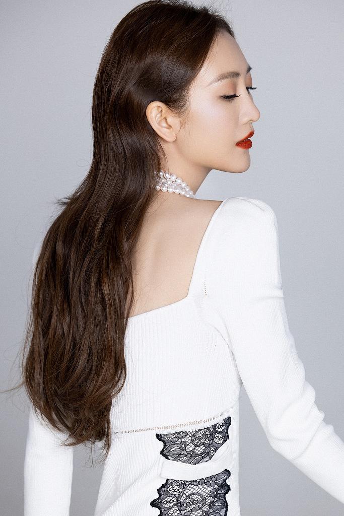 高清中国美女明星王鸥白色露背毛衣背影写真图片