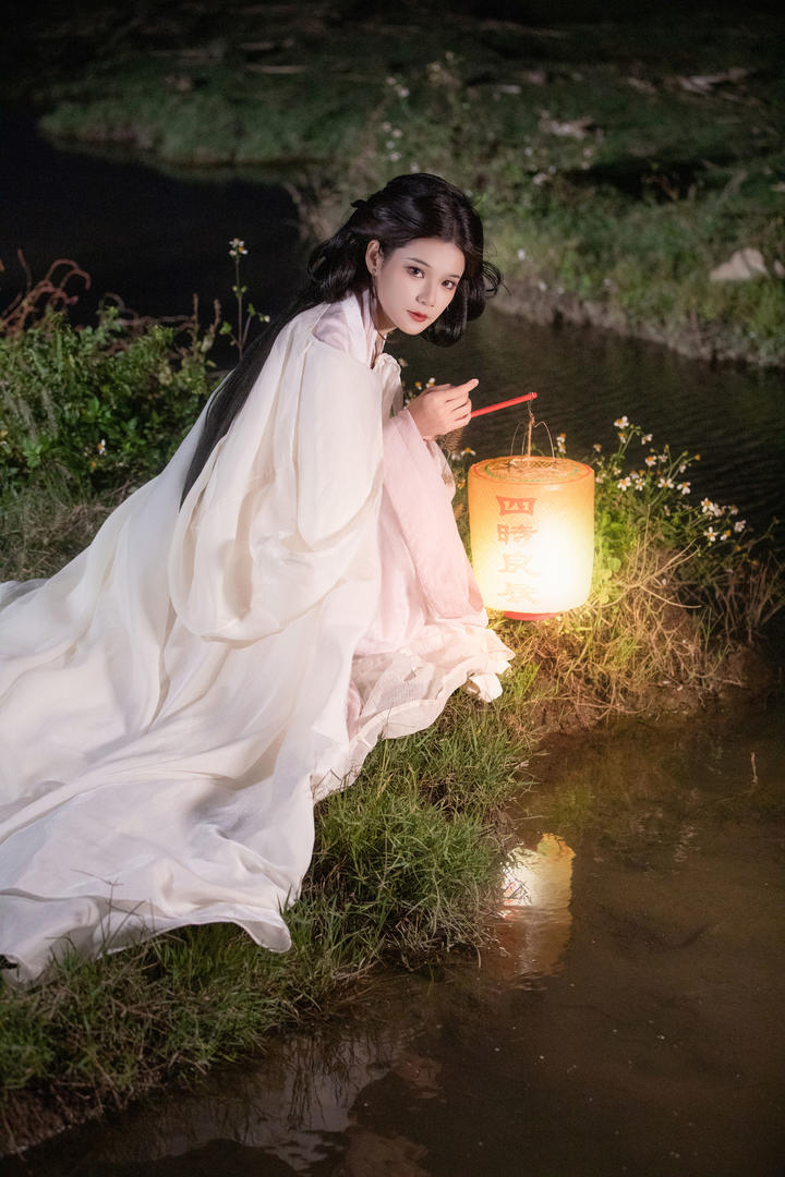 白衣古装美女图片