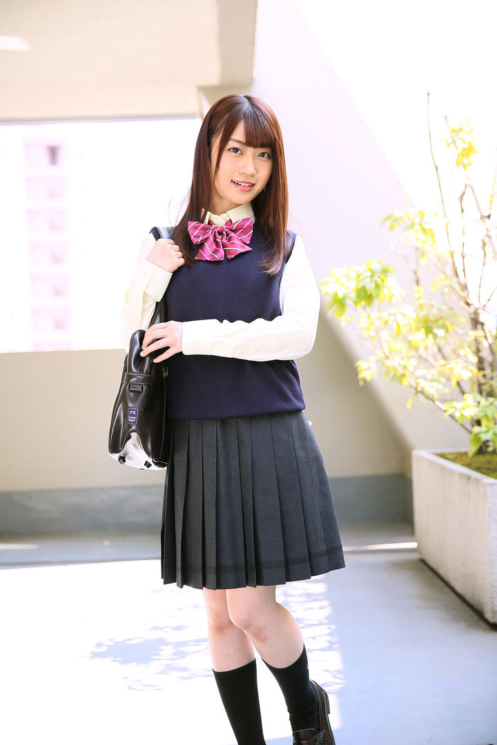 穿超短裙制服日本女生清纯艺术照图片