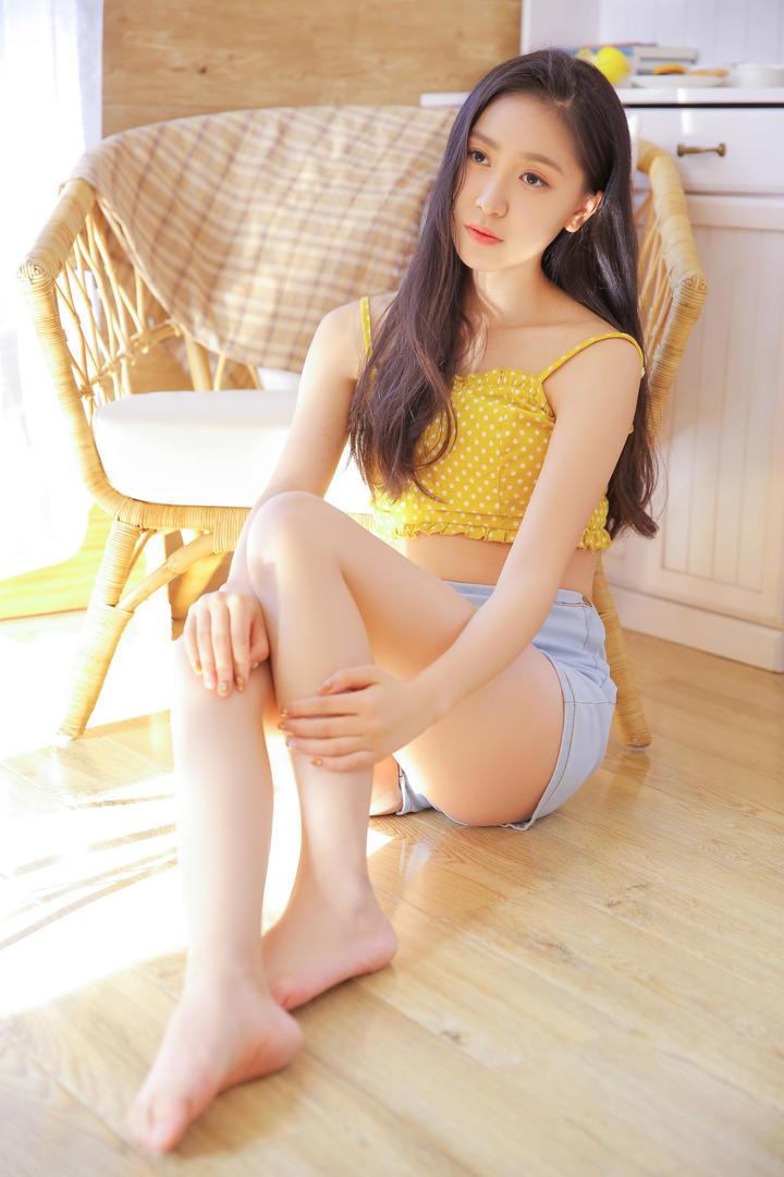 穿牛仔短裤的清纯漂亮女生高清私房照大图