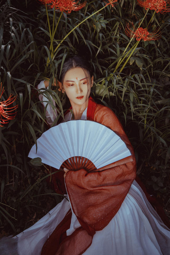 拿着纸扇的古装美女图片