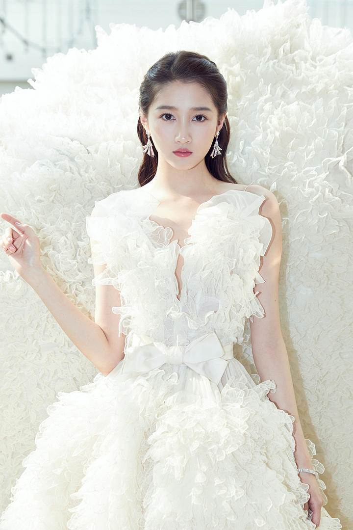 穿着白色婚纱的气质女星关晓彤