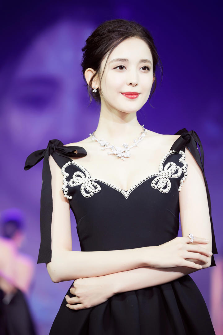 新疆美女明星古力娜扎高清壁纸图片