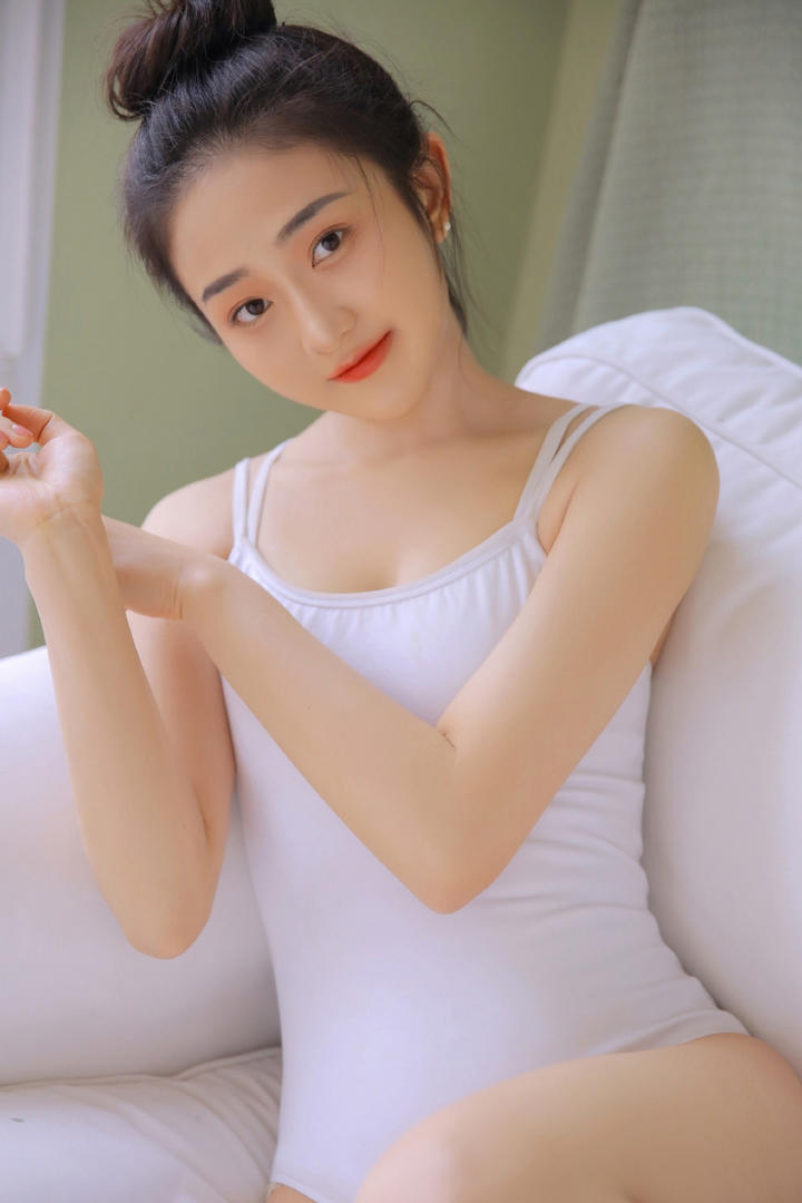 穿白色小背心的清纯女生头像图片