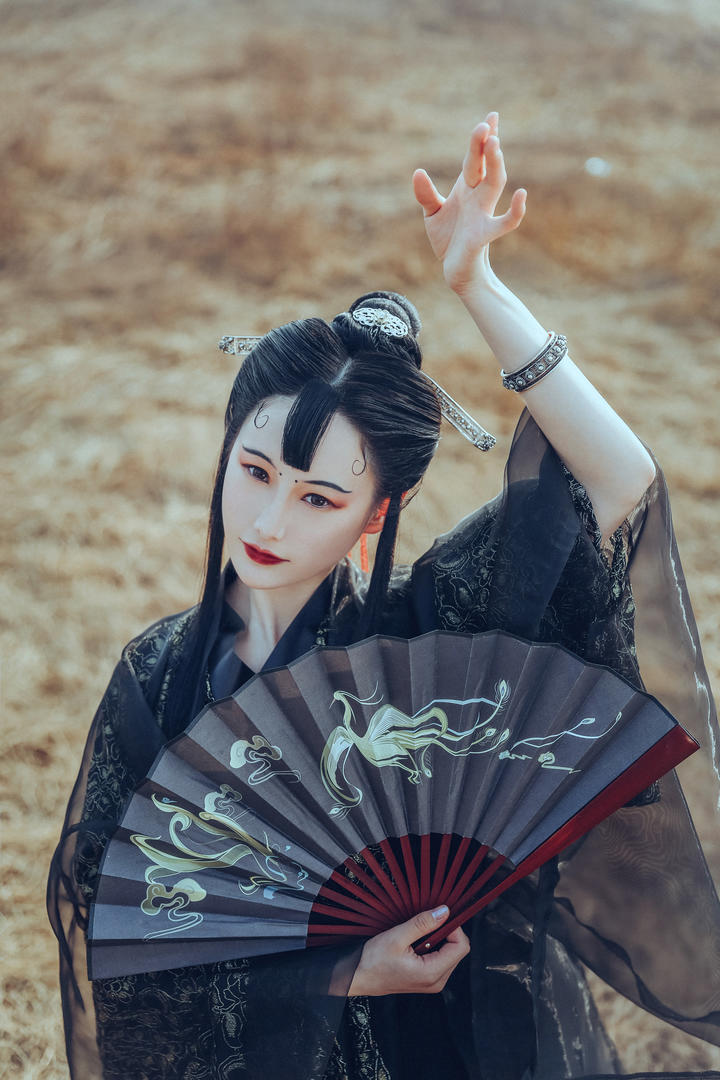 拿着扇子的高清古装美女艺术图片