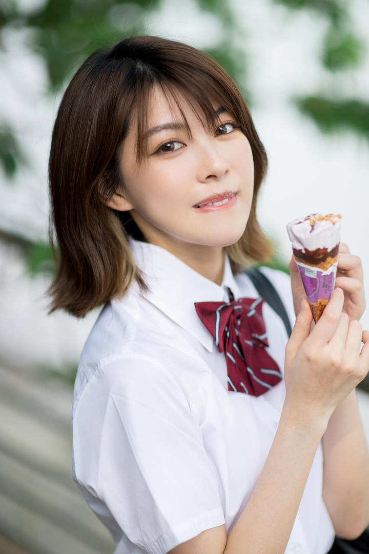 甜美的短发美女校花珺珺写真图片
