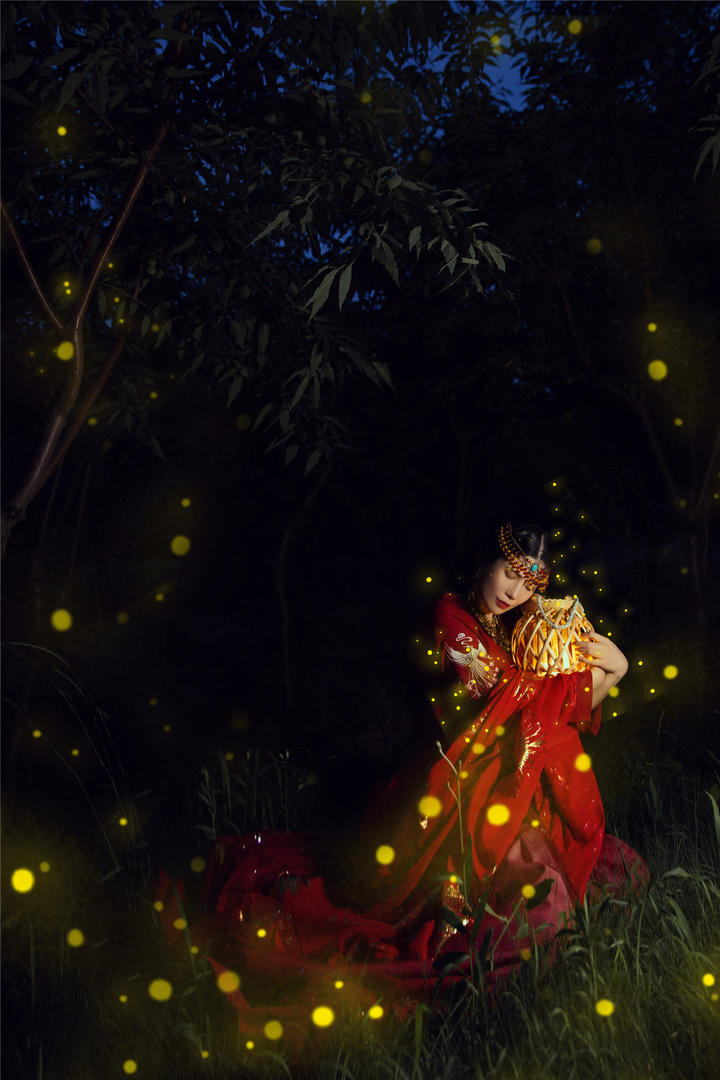 夜晚森林里的唯美古装美女人像艺术写真图片