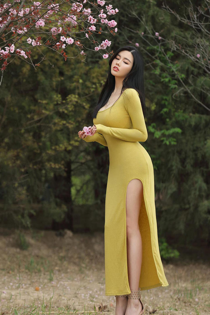 赏花的唯美清纯美女娜露户外摄影图片