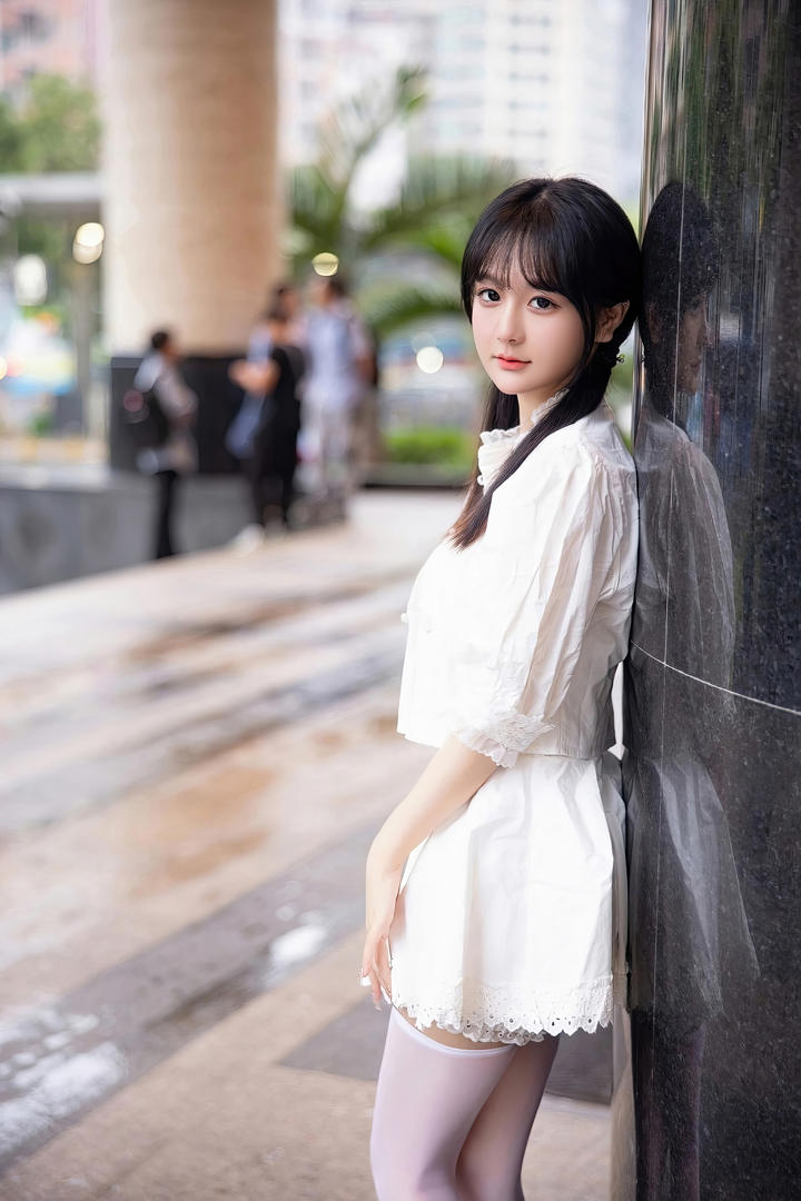 街拍白丝袜双马尾小美女高清美女写真图片